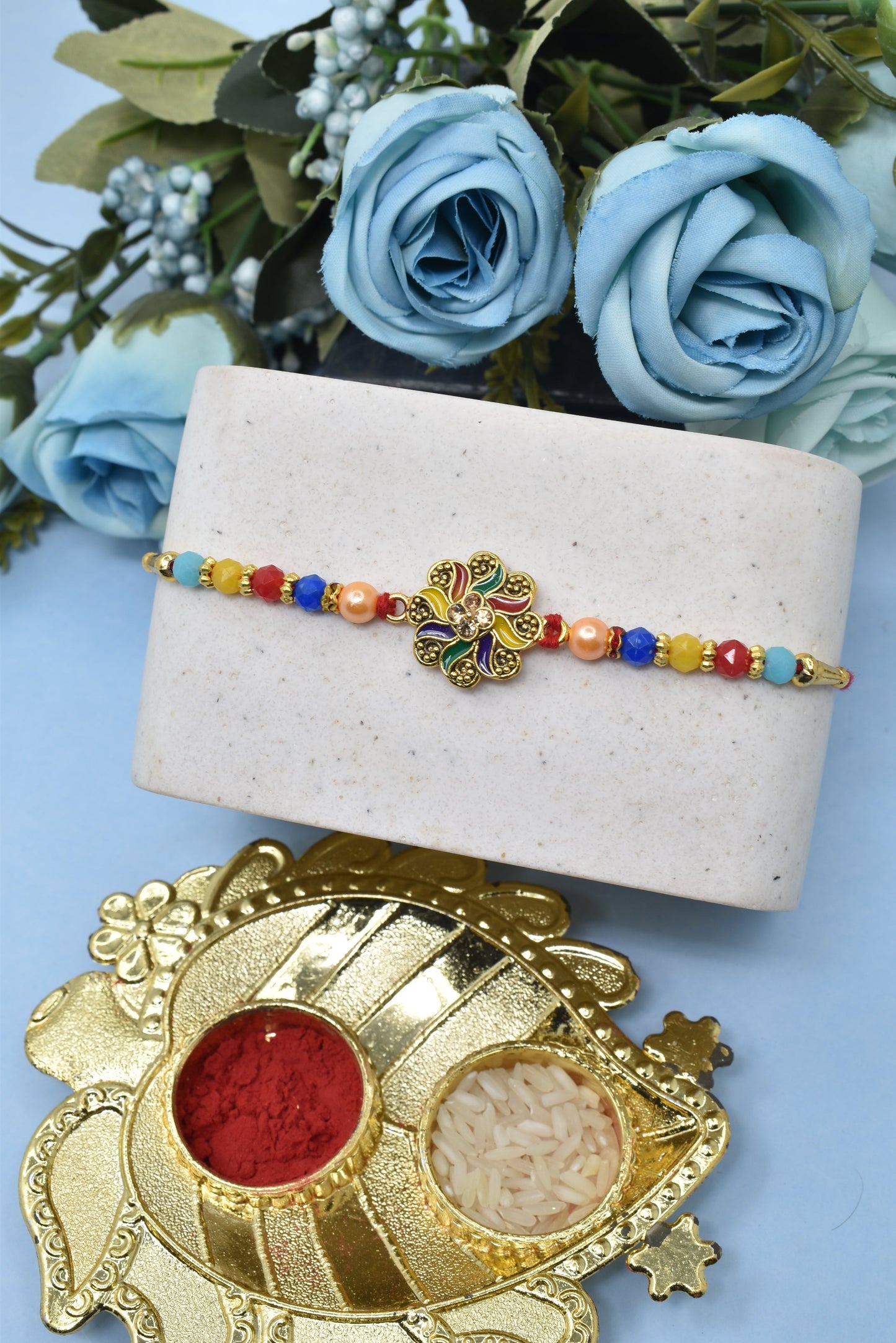 फूल पैटर्न वाली क्लासिक मीनाकारी रंगीन राखी, रोली चावल और रक्षाबंधन ग्रीटिंग कार्ड के पैक के साथ सूती धागों से बनी 2 राखी का सेट | भाई के लिए राखी|भैया राखी | बच्चों की राखी | बच्चों के लिए राखी | भैया के लिए राखी