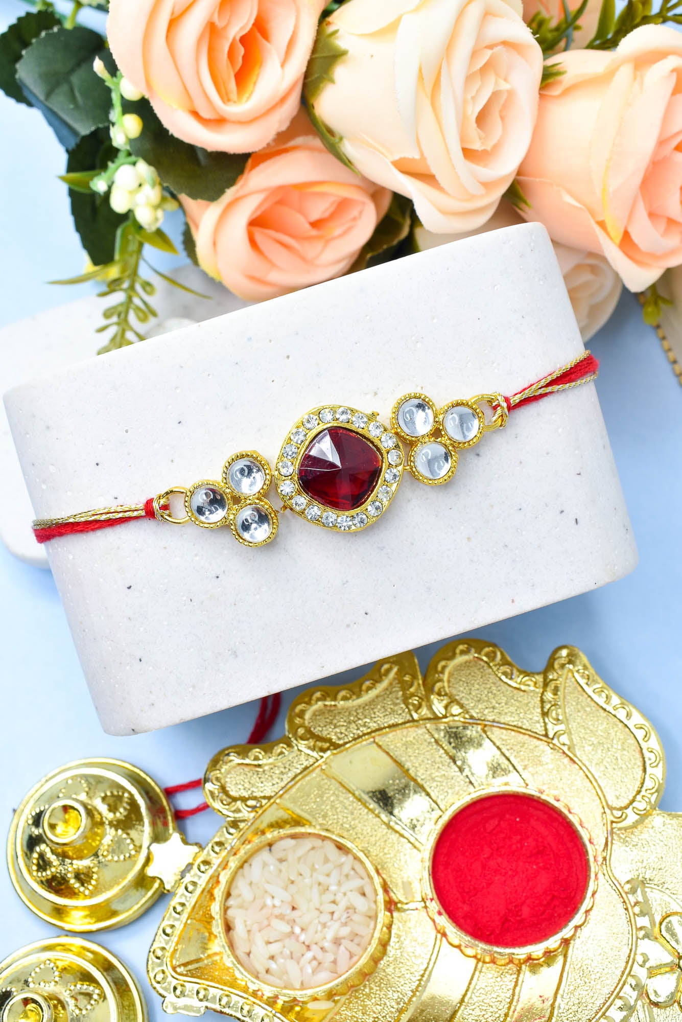 रॉयल गोल्ड प्लेटेड पारंपरिक राखी कॉम्बो (3 का सेट) रोली चावल और रक्षा बंधन ग्रीटिंग कार्ड के साथ पुरुषों भाई बच्चों के लिए