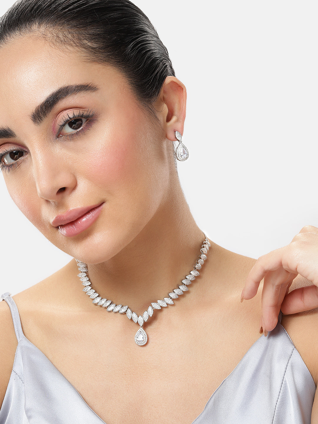 रेडियंट रोज़गोल्ड नेकलेस सेट शुद्ध विलासिता