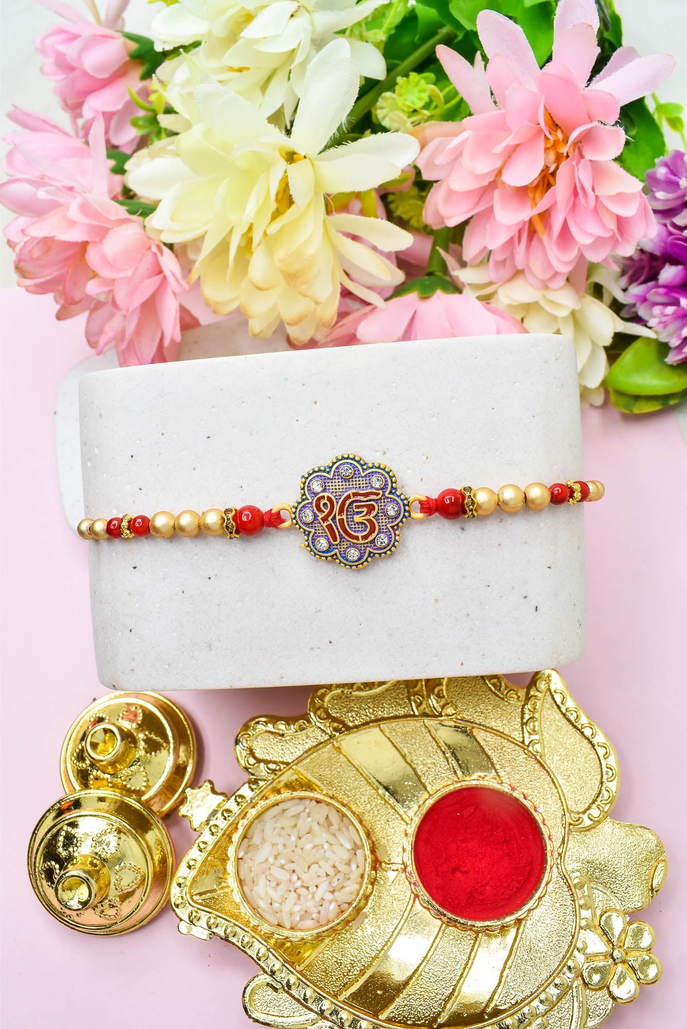 IK ओंकार डिज़ाइन हाथ से पेंट की हुई ब्रेसलेट राखी 3 का सेट, रोली चावल और रक्षाबंधन के साथ, भाई के लिए राखी, बच्चों के लिए राखी