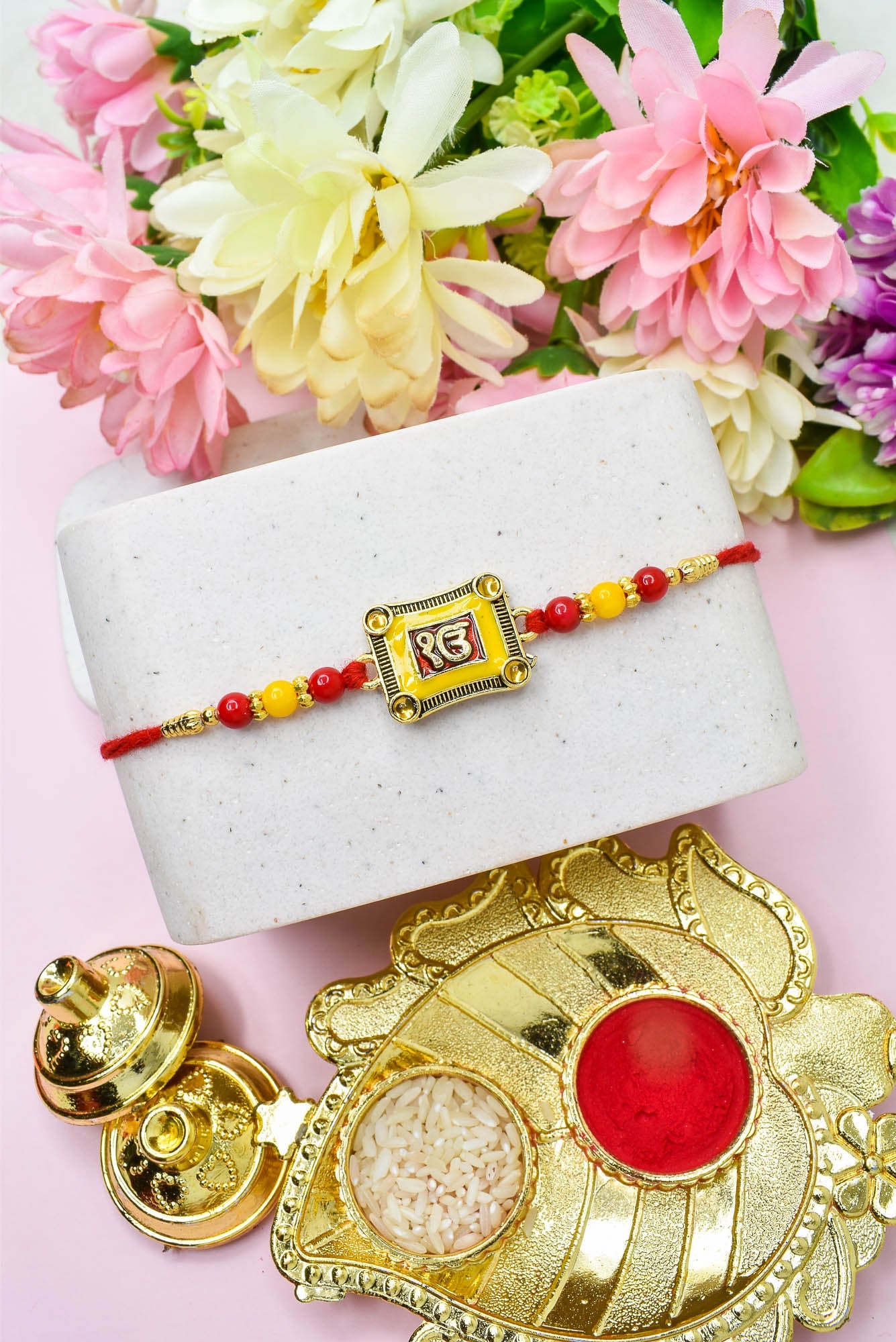 IK ओंकार डिज़ाइन हाथ से पेंट की हुई ब्रेसलेट राखी 3 का सेट, रोली चावल और रक्षाबंधन के साथ, भाई के लिए राखी, बच्चों के लिए राखी