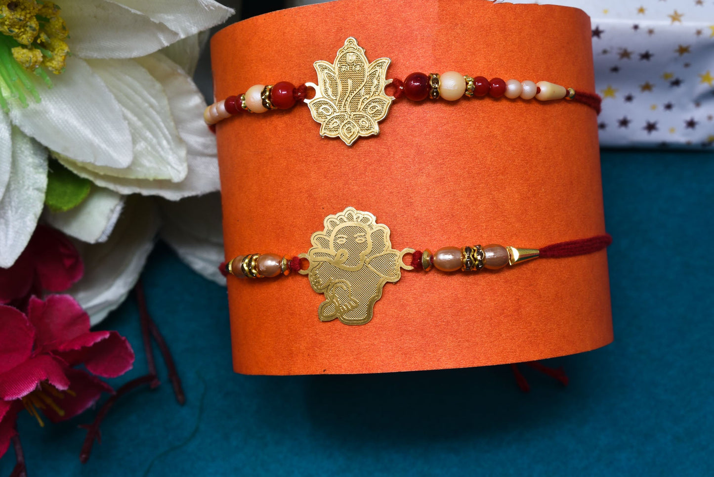 रोली चावल और कार्ड के साथ दिव्य गणेश और कृष्ण कॉम्बो राखी सेट| भाई और भाभी के बच्चों के लिए राखी| 2 का राखी सेट | राल राखी