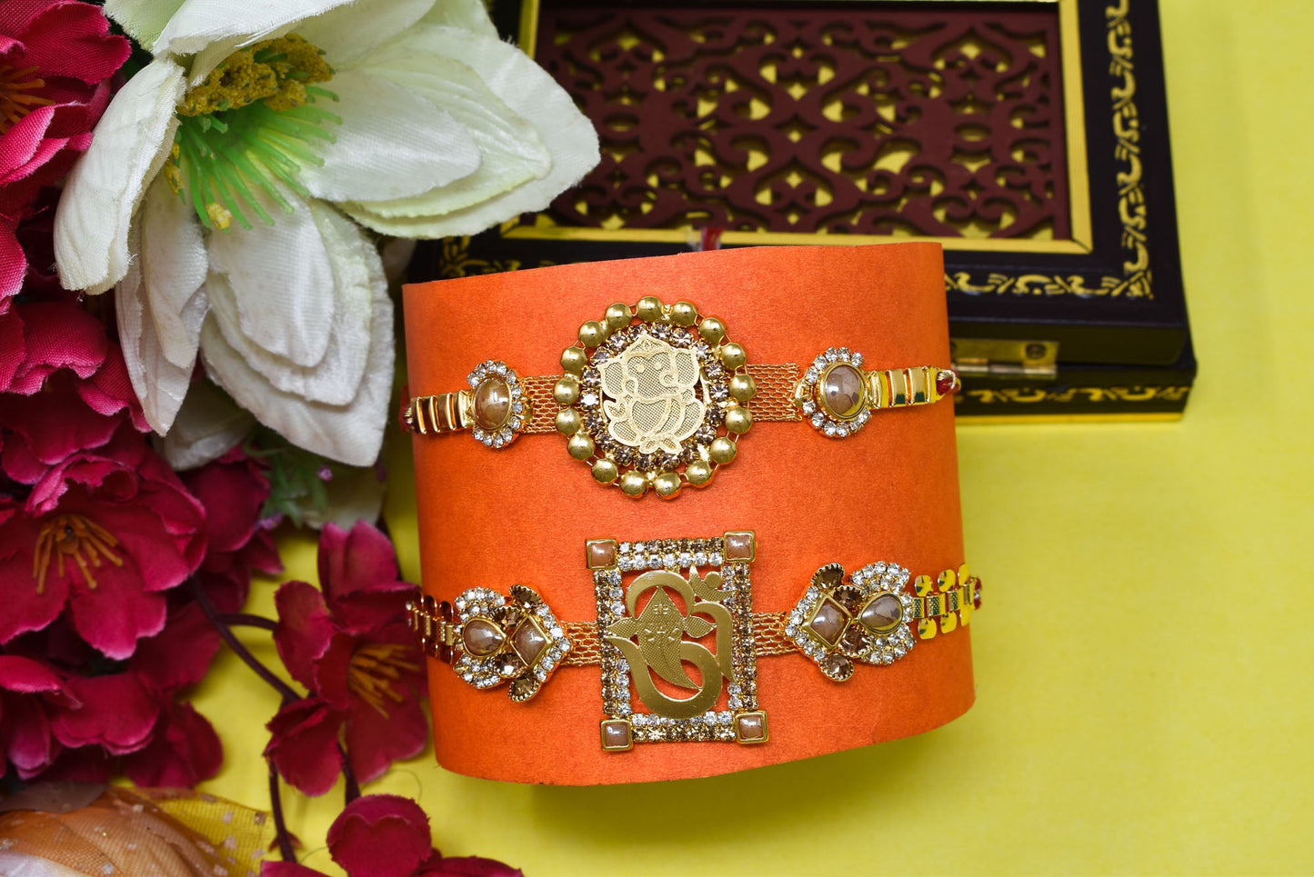 ओम एन गणेश पीतल एडी कॉम्बो ब्रेसलेट राखी सेट रोली चावल और कार्ड के साथ| भाई और भाभी के बच्चों के लिए राखी| 2 का राखी सेट | राल राखी