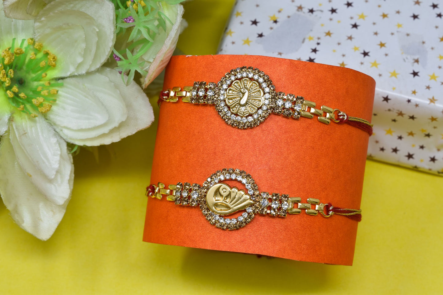 मोर राखी पीतल एडी कॉम्बो ब्रेसलेट राखी सेट रोली चावल और कार्ड के साथ| भाई और भाभी के बच्चों के लिए राखी| 2 का राखी सेट | राल राखी