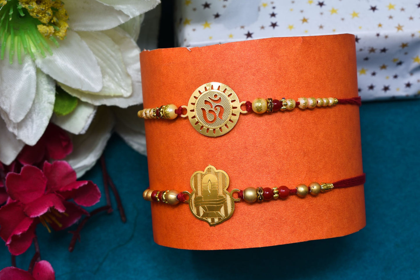 दिव्य ओम एन शिवलिंग राखी पीतल एडी कॉम्बो ब्रेसलेट राखी सेट रोली चावल और कार्ड के साथ| भाई और भाभी के बच्चों के लिए राखी| 2 का राखी सेट | राल राखी