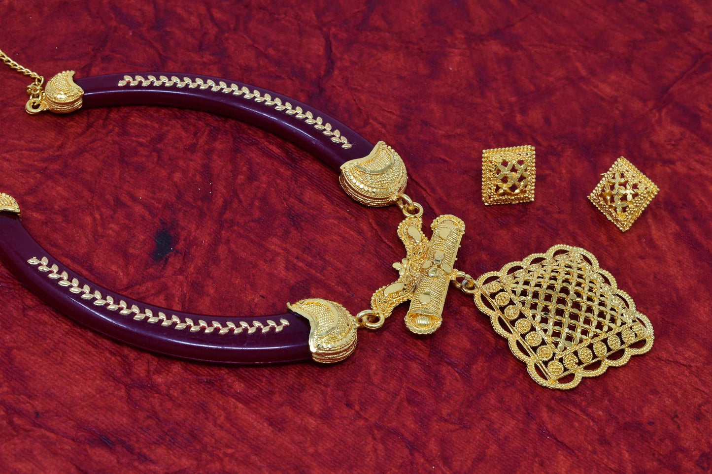 Traditional Cream Color Pola Necklace for women with Earrings