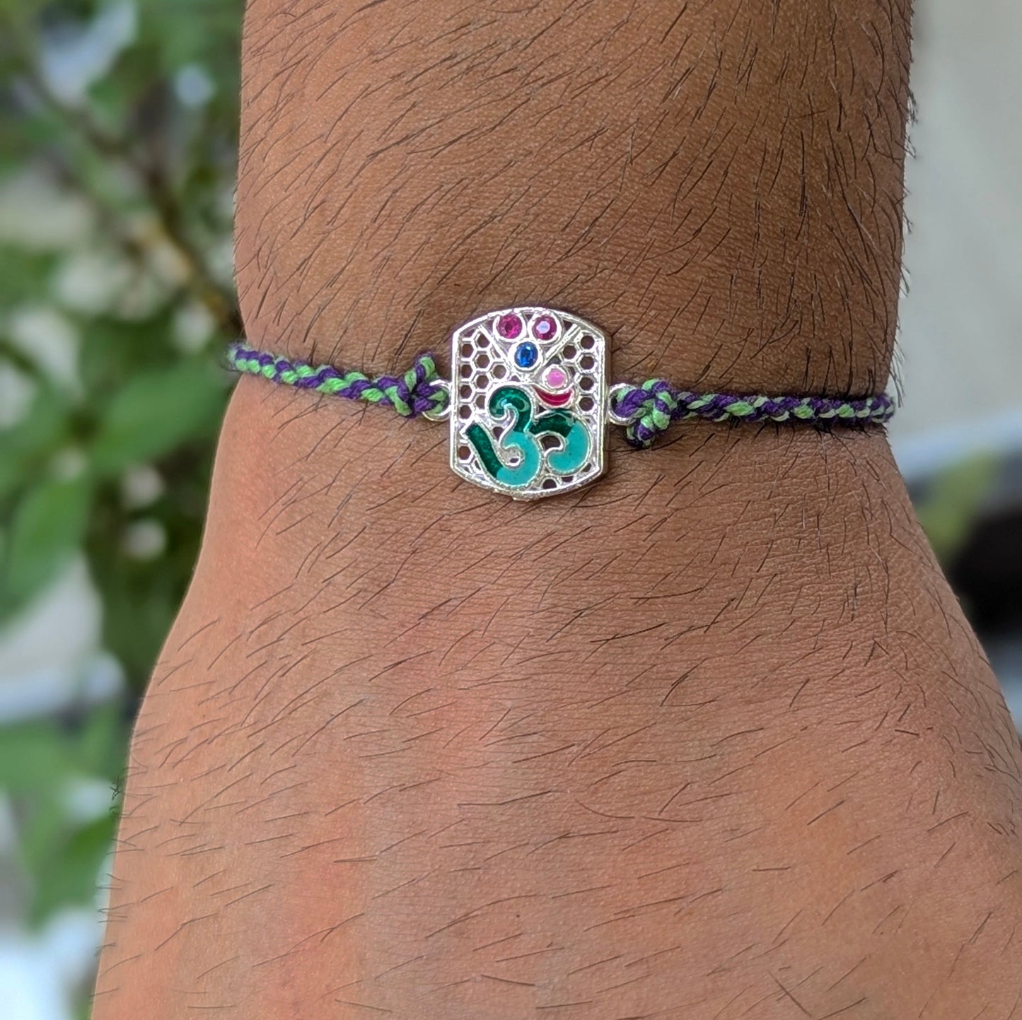 माइंडफुल बॉन्ड - ओम सेरेनिटी संस्करण 925 सिल्वर राखी