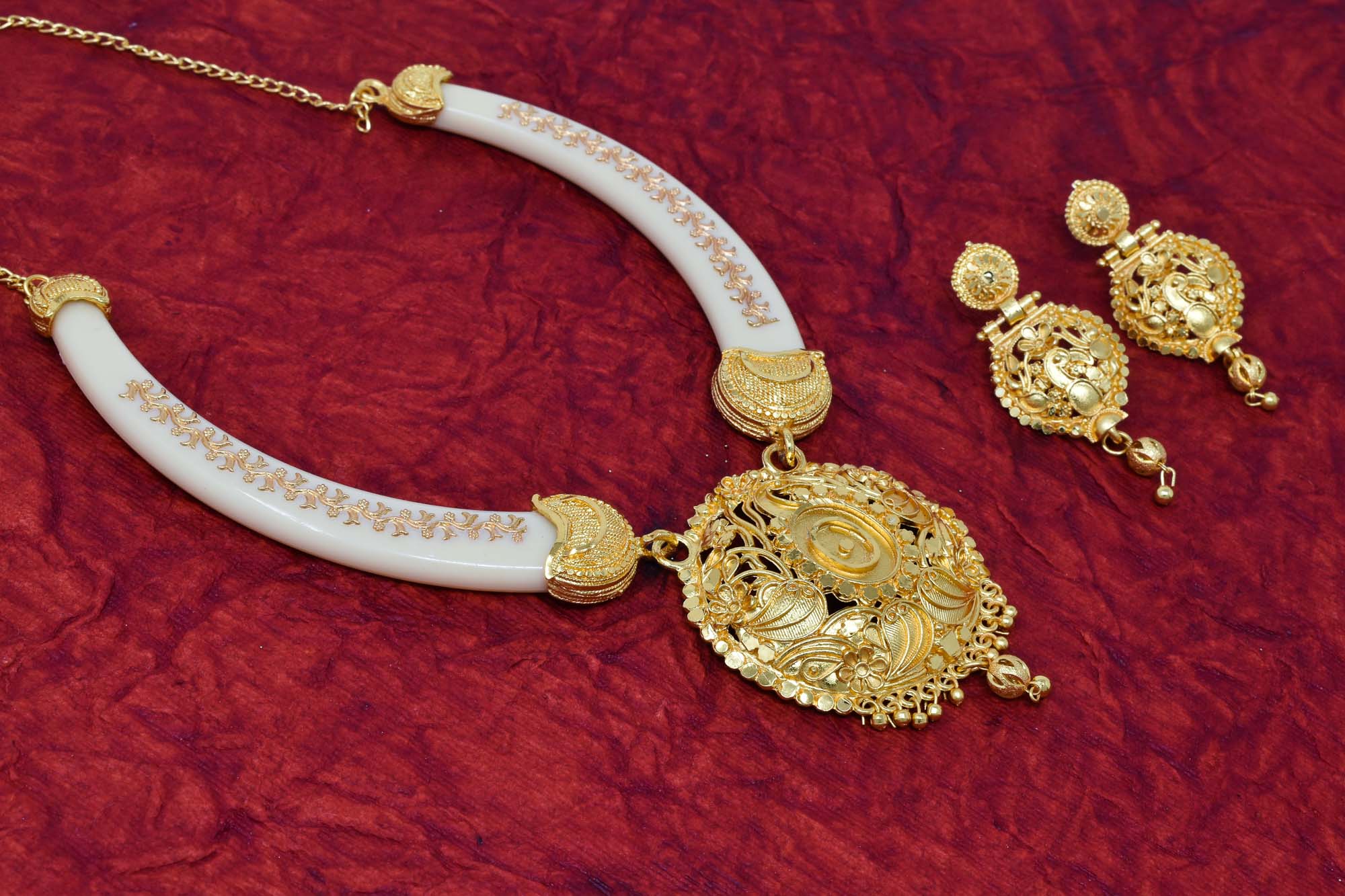Traditional Cream Color Pola Necklace for women with Earrings